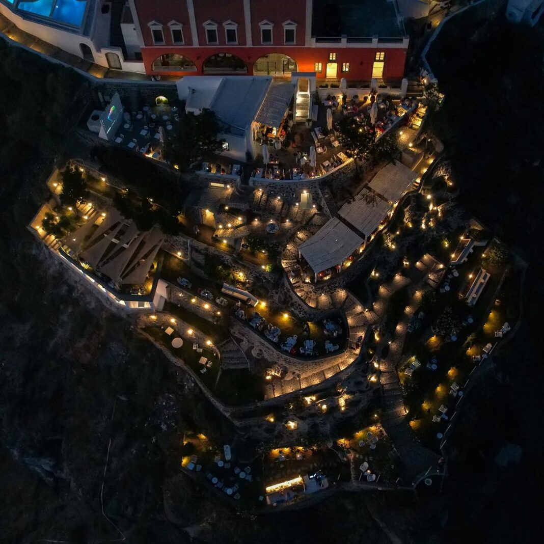 Volkan on the Rocks: Mamma Mia, mâncare delicioasă și apusuri de vis în Santorini